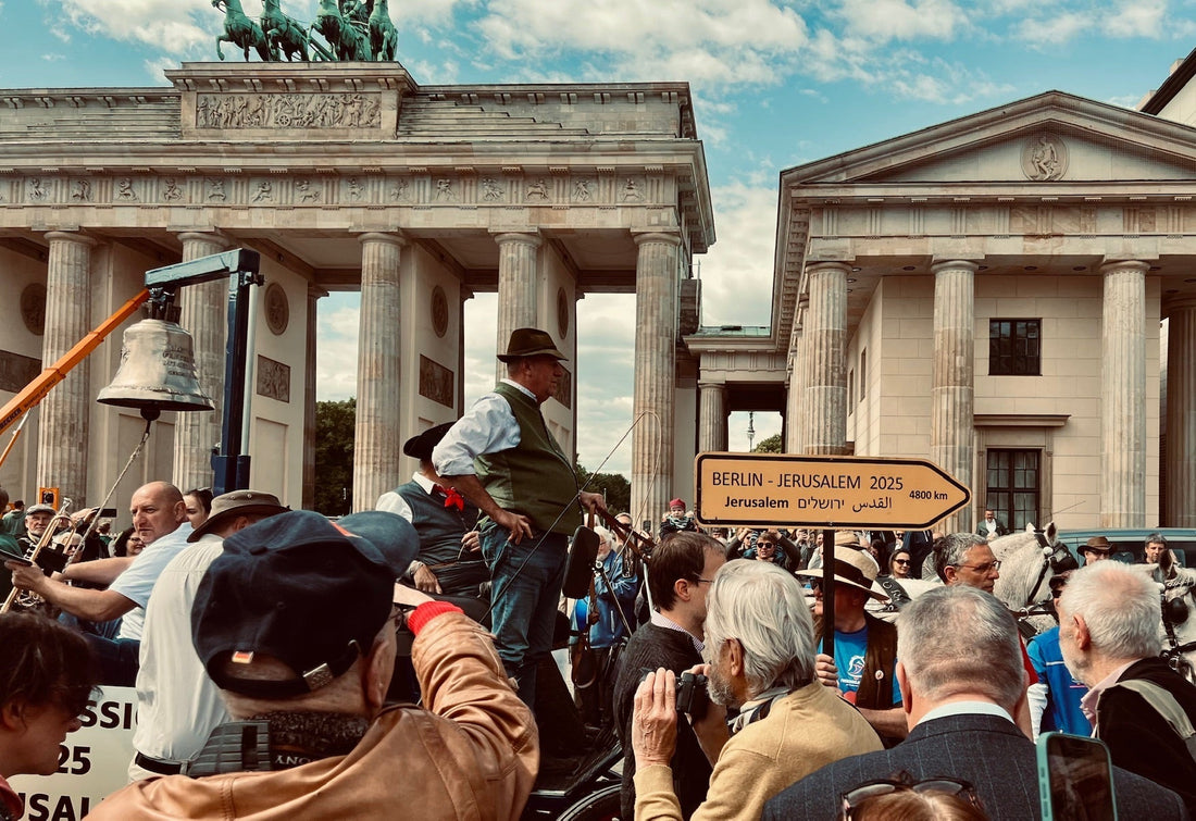 Berlin – Jerusalem: Eine Friedensglocke geht auf Reisen, Caye fährt mit